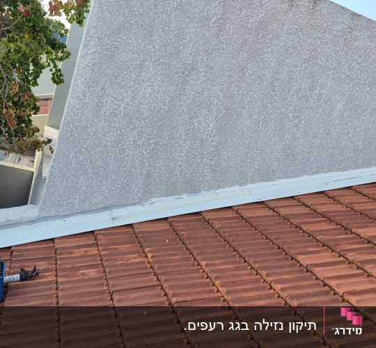 גג רעפים עם כלי עבודה על הגג